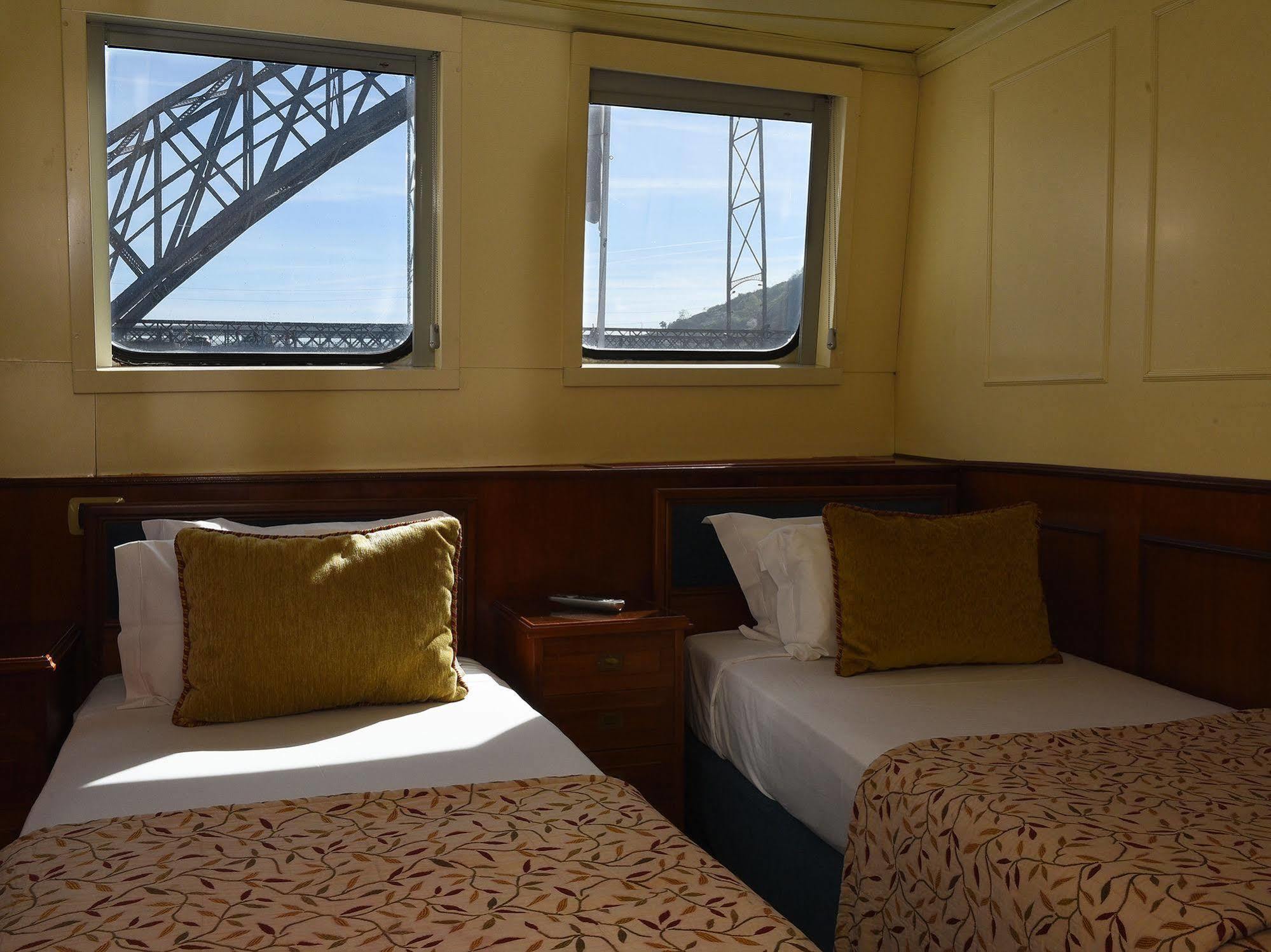 Invicta Ribeira Boat Hotel OOporto Exteriör bild